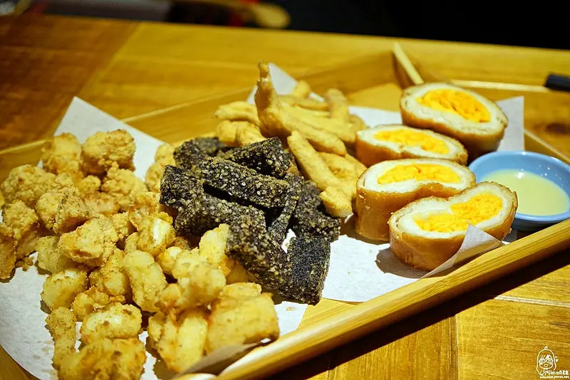 『苗栗。頭份』 炸去啃 炸物x丼飯x啤酒 職人炸物專賣店｜頭份尚順商圈內全台首創特色內用鹹酥雞店/吃鹹酥雞也可以很工業風走時尚潮流路線。