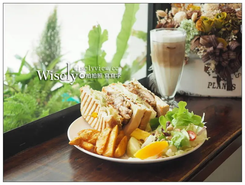 台北松山。徒步3分‧小食光：大雞腿三明治＆店員最愛燒肉堡，甜點也好吃～食尚玩家採訪美食