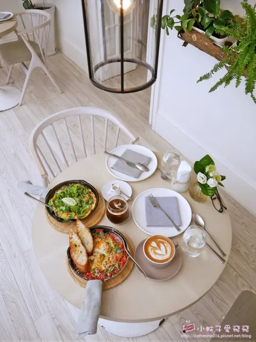 台北東區白色陽光玻璃屋Sugar Pea拍人拍美食都好有fu｜信義安和站美食｜東區早午餐｜ig打卡