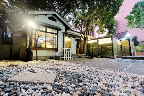 大和17老宅複合式餐廳│有吃有喝低消150元，店內四台50吋電視外加投影布幕超適合看球賽&聚會～