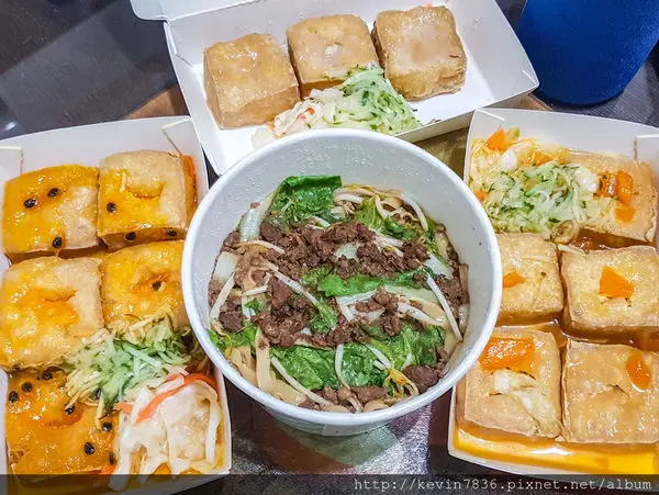 台中清水<清水來來臭豆腐>多樣化的臭豆腐口味獨特新穎,香氣十足的肉燥意麵美味可口,清水必吃美食