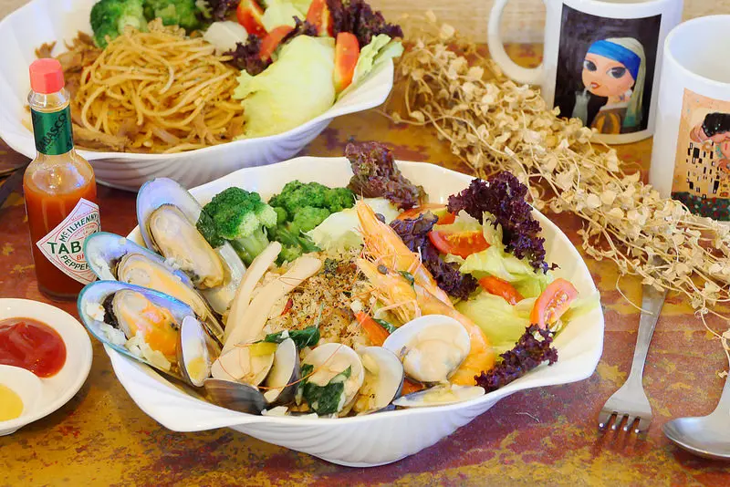 筆加索創意料理：港味義式料理  還有會發光的氣泡飲料好拍又好喝！想吃早午餐 義大利麵 燉飯跟焗烤通通有！