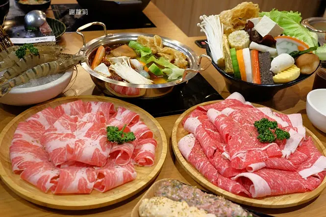 《台中♥食記》養鍋石頭涮涮鍋 Yang Guo(文心店)。台中近期超狂火鍋店，五點多候位、八點才有位置坐，這會不會太誇張啦？！
