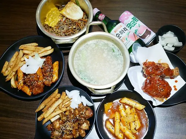  釜山崔炸雞요요치킨-台中漢口路上韓式炸雞  超適合下班之後三五好友聚餐  韓式炸雞配啤酒  瞬間化身千頌伊              