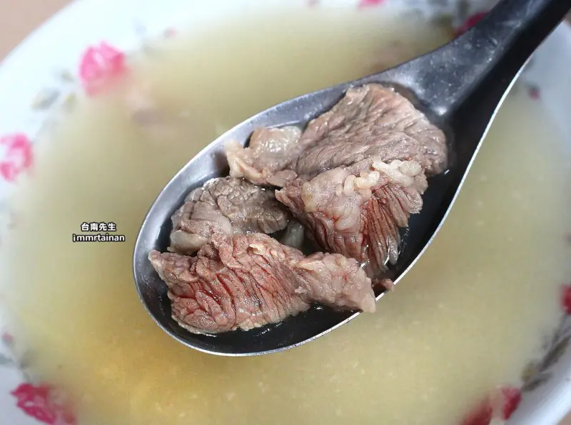 台南小吃老店／隱身傳統市場一賣50多年／每日限量只賣早上／在地人從小吃到大／老饕私藏口袋名單－「羊肉嫂」