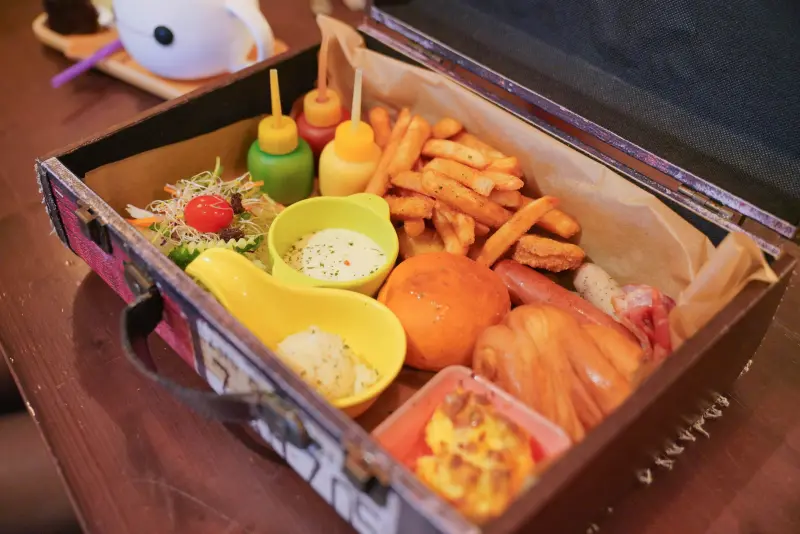 【信義美食】TankQ Cafe & Bar 松菸店‧創意手提箱早午餐│公仔主題餐廳│