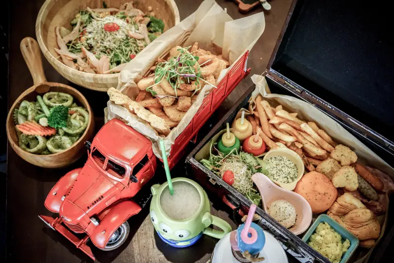 『TankQ Cafe & Bar X魔王』台北信義區 大份量手提箱早午餐提著走 多款動漫卡通造型杯飲品隨你選 信義區美食/早午餐『內文有店家資訊與菜單』