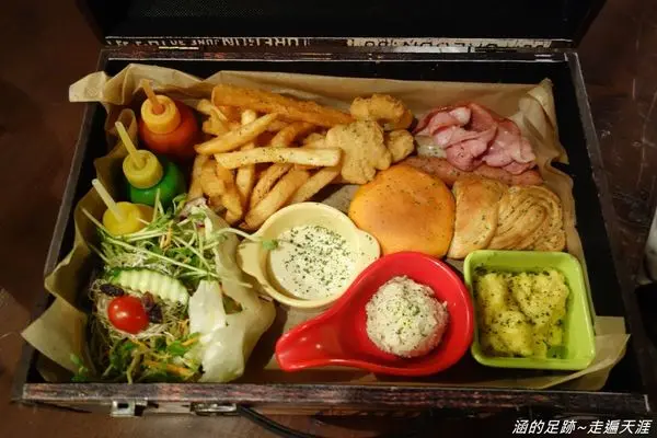 [食記] 台北松江南京 - TankQ Cafe & Bar ~ 手提箱早午餐、工具箱漢堡，超可愛公仔！