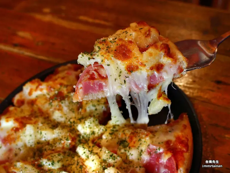 台南異國美食／30年老店／台南第一家披薩專賣店／料多實在CP值高／獨一無二立體座位設計／在地人學生時代的回憶－「比薩茶坊」