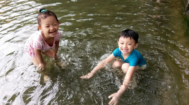 「新北汐止親子玩樂」有小魚陪游泳秘境玩水好清涼@柯子林天然泳池