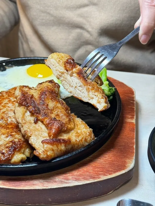 【台南牛排】魔力牛牛排館｜安南區平價鐵板牛排｜家庭用餐吃飯推