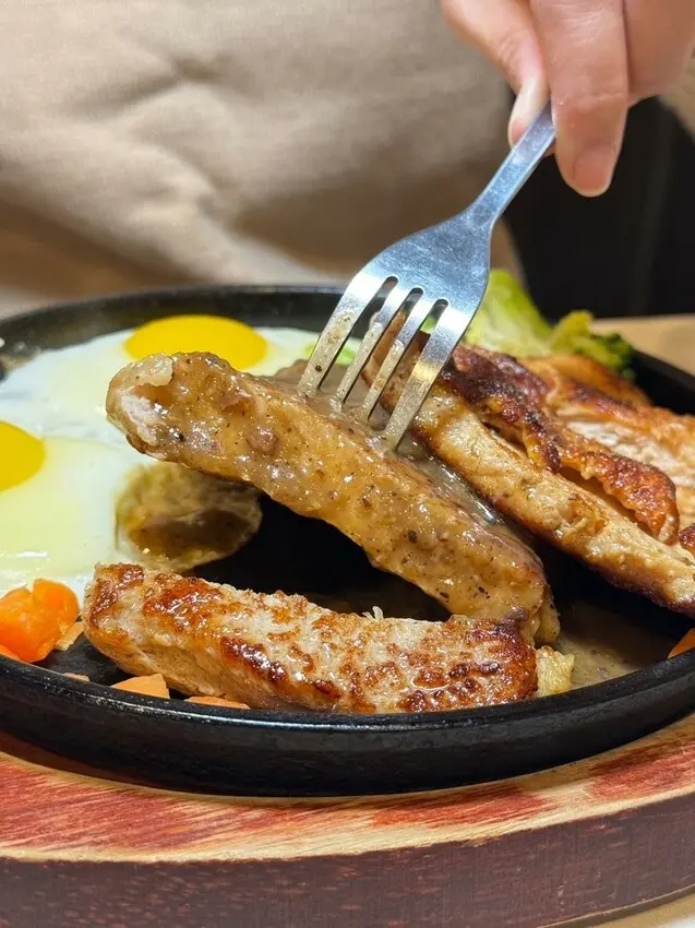 【台南牛排】魔力牛牛排館｜安南區平價鐵板牛排｜家庭用餐吃飯推