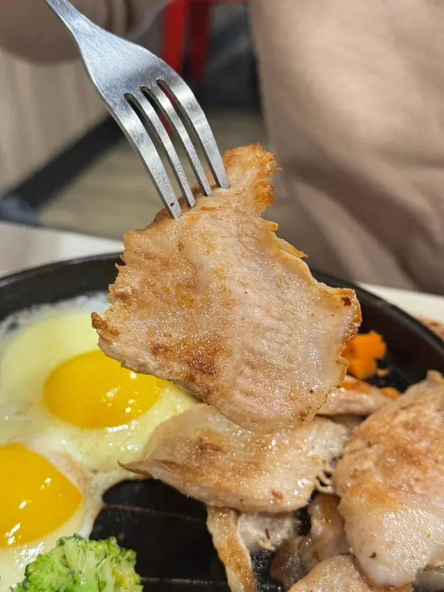 【台南牛排】魔力牛牛排館｜安南區平價鐵板牛排｜家庭用餐吃飯推