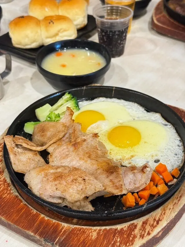 【台南牛排】魔力牛牛排館｜安南區平價鐵板牛排｜家庭用餐吃飯推