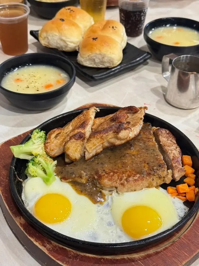 【台南牛排】魔力牛牛排館｜安南區平價鐵板牛排｜家庭用餐吃飯推