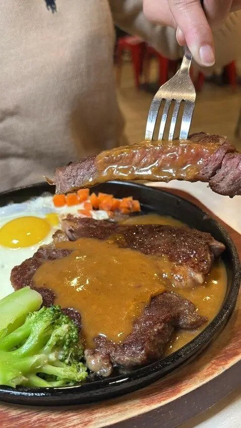 【台南牛排】魔力牛牛排館｜安南區平價鐵板牛排｜家庭用餐吃飯推