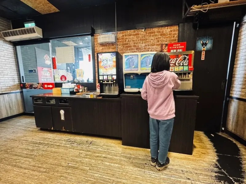 【台南牛排】魔力牛牛排館｜安南區平價鐵板牛排｜家庭用餐吃飯推