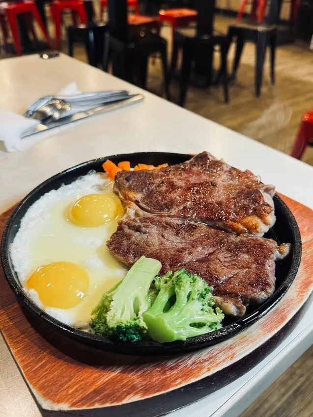 【台南牛排】魔力牛牛排館｜安南區平價鐵板牛排｜家庭用餐吃飯推