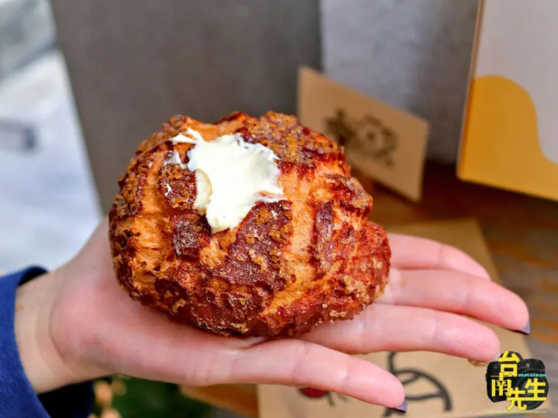 高雄脆皮泡芙／還沒開店就排隊／下午才營業只賣3小時／限時限量晚來保證吃不到／隱藏版口味開店半小時內完售／泡芙口味每日不同／當天現烤現灌餡