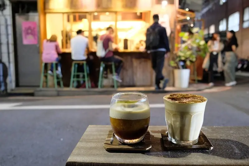 【台北｜行天宮站】夏野豆行＿巷弄間獨樹一格的文青咖啡廳＿滑順拿鐵搭配薄薄的黑糖脆片讓人大滿足