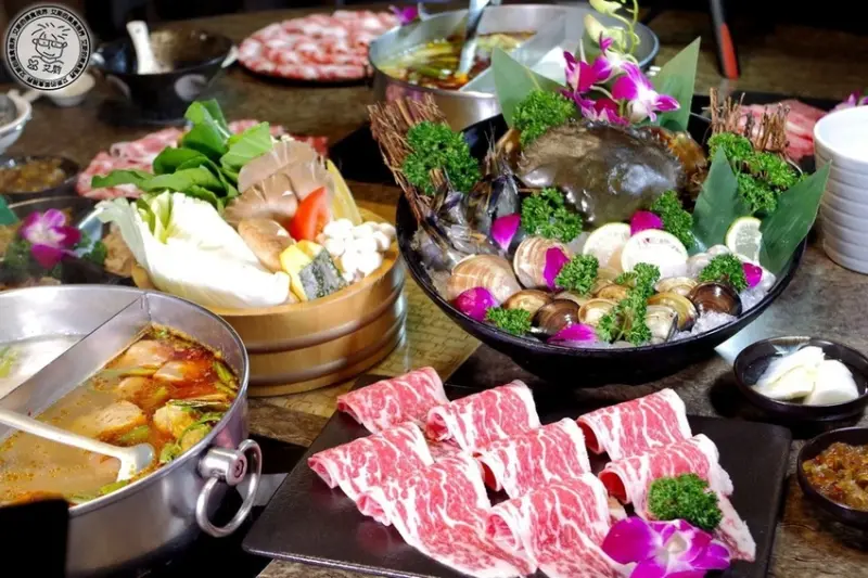 [鍋物．麻辣火鍋]東區最強海鮮牛尾麻辣鍋．溫順香麻的湯頭就像中了罌粟花毒不斷想喝．食徒