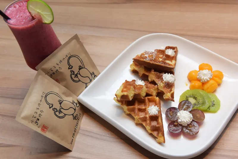 【食-新竹新豐】小豆子手烘咖啡站❤為了讓顧客品嚐到健康風味的咖啡,堅持親手挑豆+烘培+用心的養豆♡不起眼的小店竟藏有不平凡的料理❤墨魚海鮮義大利麵好吃到嫑嫑的♡