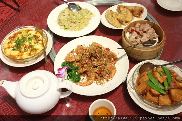 【新竹美食】竹美私房料理，北京烤鴨一鴨三吃，油潤皮脆肉嫩好滋味，精巧港式飲茶、港式料理味道豐富選擇多。父親節聚餐首選