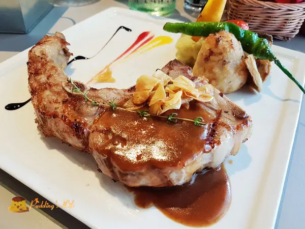 【新竹巨城餐廳】舒肥法低溫蒸烤戰斧豬排《私藏》精緻排餐/鑄鐵鍋飯