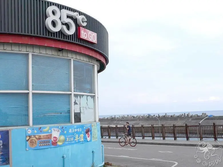 花蓮景點【85度C海岸店】買杯咖啡就能近距離欣賞優雅紅鶴，海岸旁的平價咖啡店，超多紅鶴商品，一旁娃娃機也有滿滿紅鶴商品。