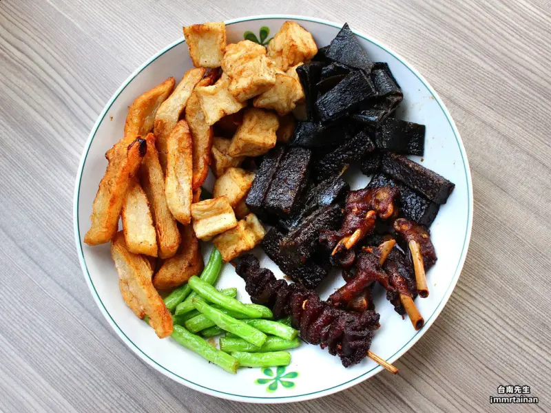 台南東山鴨頭／傍晚才營業每日限量／40多年老店／巷弄隱藏版美食／滷汁不加麥芽不甜膩／料多實在CP值高－「巷仔內東山鴨頭」