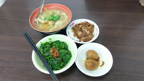 三重現做赤肉焿-新北三重超級銅板價小吃  怎麼可以錯過店家最厲害的現做赤肉羹和滷肉飯  吃完一輪才過癮              
