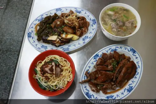 【苗栗美食】橋頭小吃，晚餐消夜首選！在地人的排隊名店。大推豬頭肉麵和滷味，價錢公道