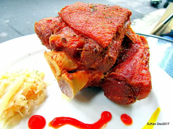 「YumYum好吃好吃-一號創始店」--- 高CP值平價法式歐陸料理小餐館，「主廚推薦德國豬腳」+ 「35盎司比臉大牛排」多款歐風異國美食大口吃!  