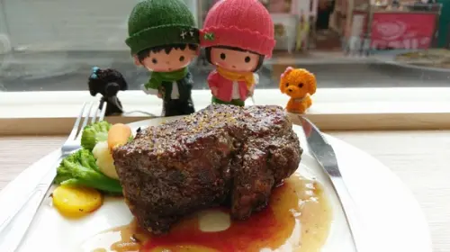 YumYum好吃好吃-公館巷弄高cp餐點  花少少錢就能享受超厚切牛排和德國豬腳  布里起司披薩看似不起眼  吃完卻懷念              