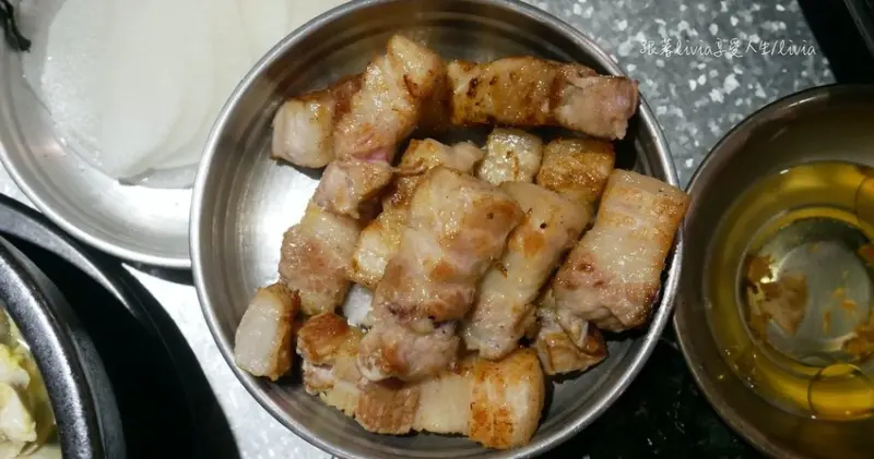 【韓式燒肉推薦】新北中和 51bbq韓國烤肉 捷運永安市場站│中永和韓式烤肉│道地韓式料理│老工廠改建 工業風裝潢 ❤跟著Livia享受人生❤