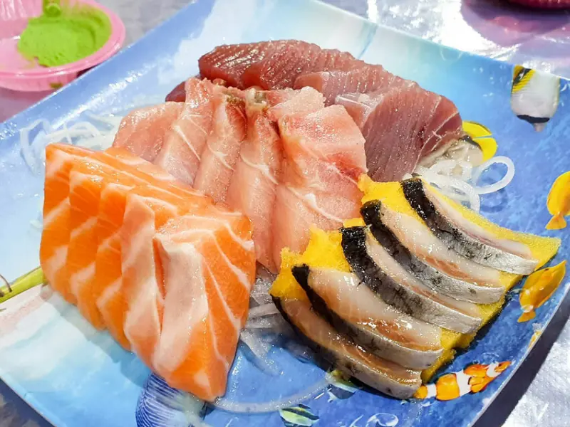 【恆春美食】紅柴坑 漁夫海產店 超厚切澎湃生魚片 20片只要100元！來墾丁必訪現撈海鮮