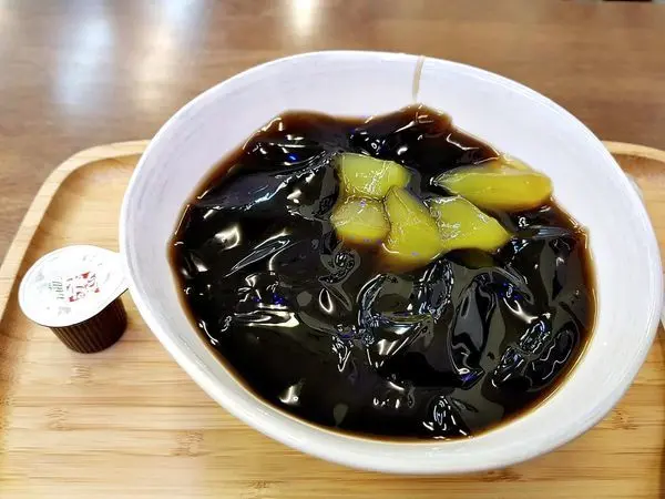 苗栗縣竹南運動公園附近的[夏綠蒂雪花冰] 也靠近頭份 冰品選項多 夏天運動完的好選擇! 2019食記