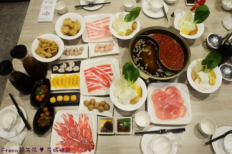 台南火鍋【川蜀 四川麻辣燙】溫潤辣香醇厚味.古樸客棧典雅氣氛.肉質鮮美量多CP值高│團體聚餐│晚餐宵夜│中西區美食 - Fresa芙芮莎♥莎旅憶食