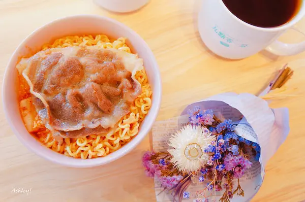 九點零一分.Brunch|台北中山區行天宮．韓式早午餐．推薦泡菜煎餅皮做成的蛋餅．韓式Q彈炒拉麵．Tiffany綠少女心裝潢．熱門IG打卡點