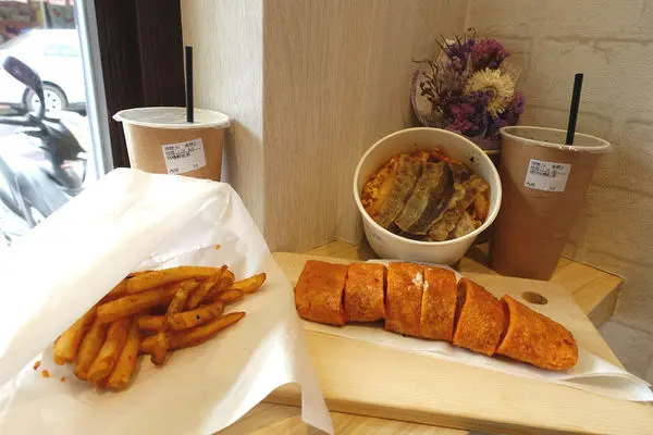 九點零一分‧轉角Tiffany藍的韓式人氣早午餐，香酥脆夾帶微辣泡菜的韓國煎餅很特別~