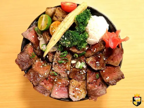 台南丼飯／嚴選食材現點現炙燒／獨家私房特製醬汁／每日限量賣完提早收／熟成45天以上冷藏牛排／六兩雞腿肉真空醃製入味／天然溫泉蛋無化學添加／免費加飯加味噌湯