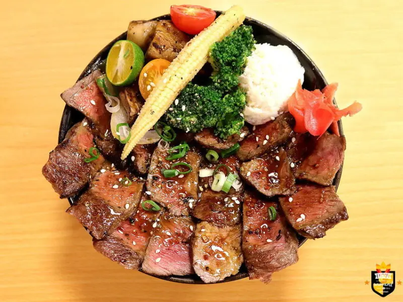 台南丼飯／嚴選食材現點現炙燒／獨家私房特製醬汁／每日限量賣完提早收／熟成45天以上冷藏牛排／六兩雞腿肉真空醃製入味／天然溫泉蛋無化學添加／免費加飯加味噌湯