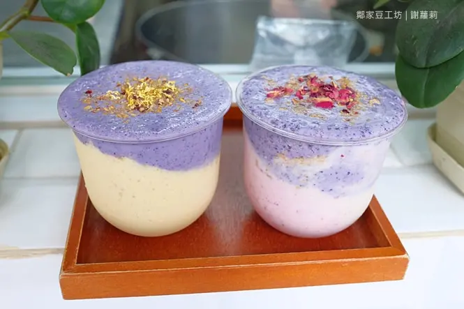 《永和♥食記》鄰家豆工坊。巔覆傳統對豆漿的想像，原來豆漿也可以長得這麼漂亮，柔美漸層色澤，還浮誇地灑了浪漫玫瑰花瓣呦！(永安市場站)