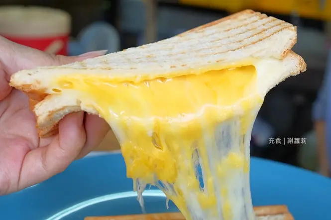 《板橋♥食記》充食。依偎傳統汽機車行旁邊的隱藏版帕尼尼專賣店，輕食 早餐 下午茶，像土石流般的金黃起司光看就讓人瘋狂！(新埔站)
