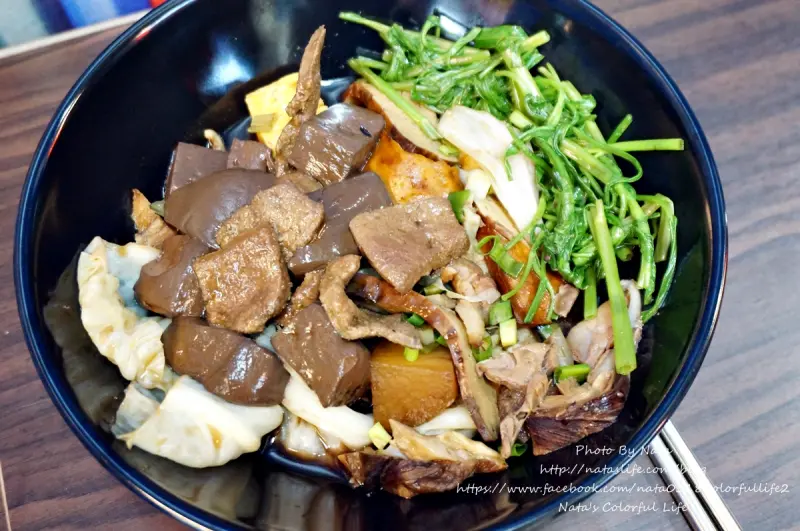 【美食♔台南東區】瘋格滷味。「消夜選擇好所在」除了滷味可選擇，另有鍋燒系列配著吃~胃口很滿足。鄰近南紡購物中心