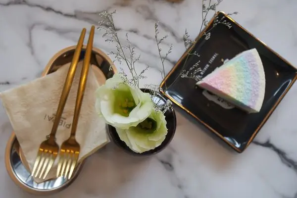 桃園美食【piepai cafe/麵屋嵐山】店家之寶彩虹生乳酪蛋糕晚來吃不到/超夢幻好拍、有質感咖啡廳/不排隊吃不到的限量50碗拉麵 