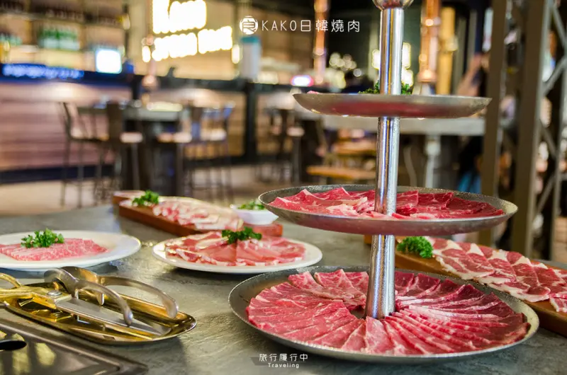 【台中美食推薦】KAKO KAKO日韓燒肉，用大理石餐桌上的玫瑰金餐具，品嘗一塊塊胭脂紅的燒肉