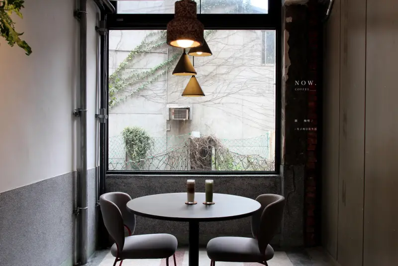 台北 鬧咖啡 NOW coffee，坐在窗前的灰色調，咖啡日常像是與其他無關。北門商圈/西門町咖啡/中正區美食【男子的日常生活】