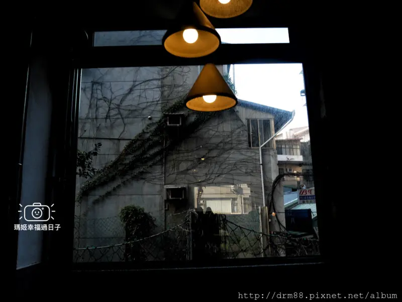 鬧咖啡NOW Coffee，台北北門老屋重建咖啡館，文創藝術館，有WIFI有插座，也有精釀啤酒＠瑪姬幸福過日子