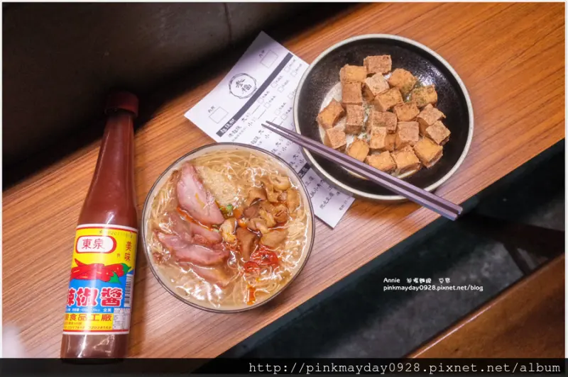 ✿高雄✿ 臭豆腐麵線也可以很文青 就在歷史悠久的鳳山老市場內 柴魚湯頭濃郁好喝 特別的是居然加了叉燒?! ➜ 參福麵線。豆腐